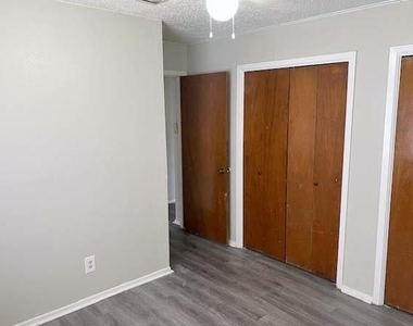 806 Phillips Drive - Photo Thumbnail 13