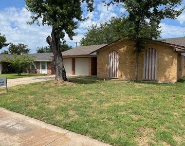 806 Phillips Drive - Photo Thumbnail 2