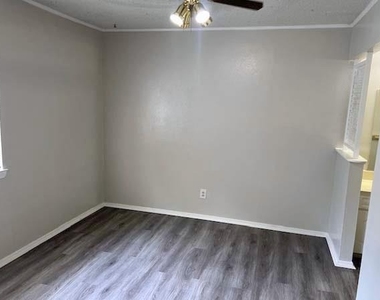 806 Phillips Drive - Photo Thumbnail 22