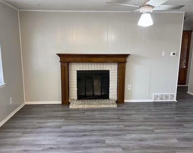 806 Phillips Drive - Photo Thumbnail 6
