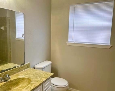 806 Phillips Drive - Photo Thumbnail 16