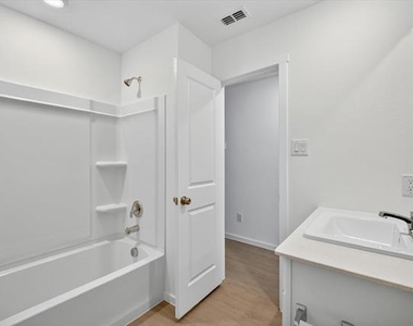 3703 Longleaf Drive - Photo Thumbnail 10