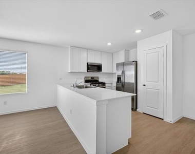 3703 Longleaf Drive - Photo Thumbnail 5