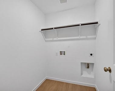 3703 Longleaf Drive - Photo Thumbnail 13