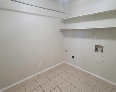 1334 Paris Drive - Photo Thumbnail 8