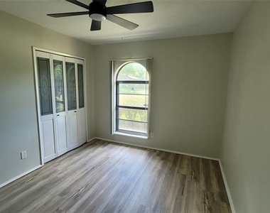 1334 Paris Drive - Photo Thumbnail 16