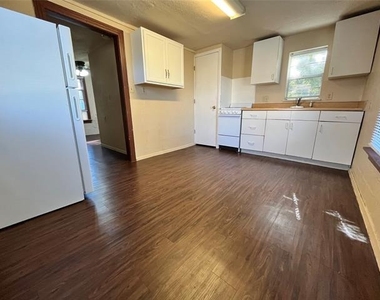 511 W Collins Street - Photo Thumbnail 2