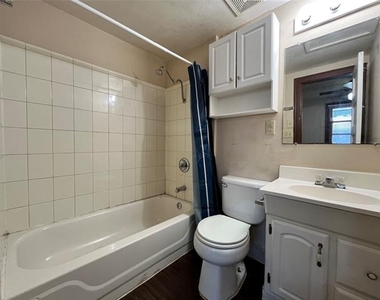 511 W Collins Street - Photo Thumbnail 7