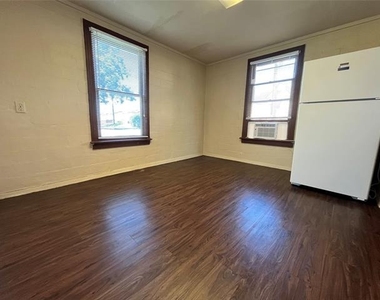 511 W Collins Street - Photo Thumbnail 3