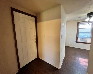 511 W Collins Street - Photo Thumbnail 4