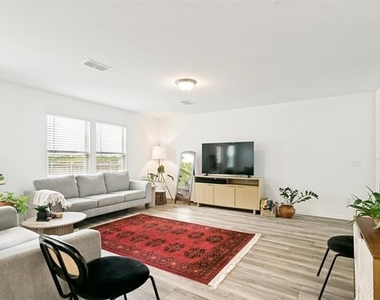 242 Lake Erie Drive - Photo Thumbnail 3