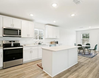242 Lake Erie Drive - Photo Thumbnail 5