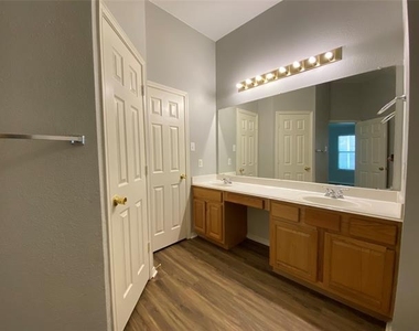 1045 Ducks Landing - Photo Thumbnail 16