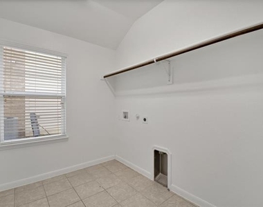 5100 Royal Springs Drive - Photo Thumbnail 9