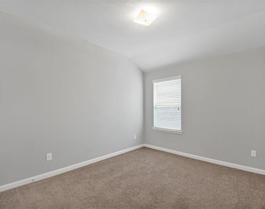 5100 Royal Springs Drive - Photo Thumbnail 8