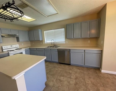 12010 Rosedown Lane - Photo Thumbnail 11