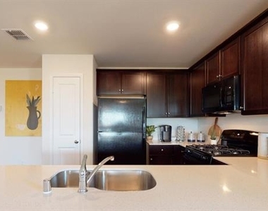 907 Wildflower Street - Photo Thumbnail 10