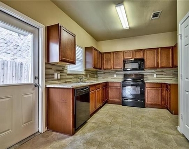 702 E College Street - Photo Thumbnail 7