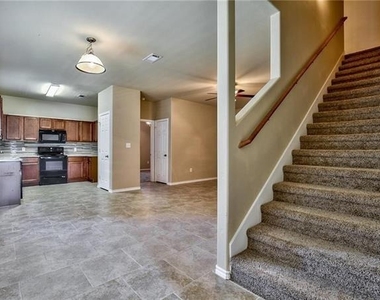 702 E College Street - Photo Thumbnail 4