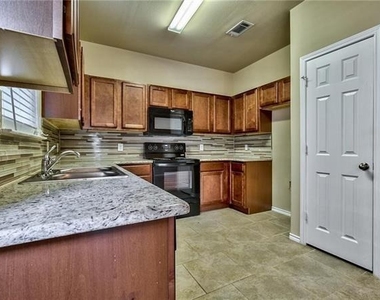 702 E College Street - Photo Thumbnail 9
