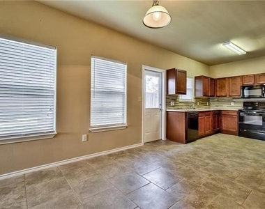 702 E College Street - Photo Thumbnail 6