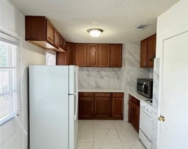 1109 E Inwood Drive - Photo Thumbnail 5