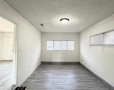 1109 E Inwood Drive - Photo Thumbnail 8