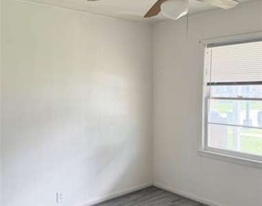 1109 E Inwood Drive - Photo Thumbnail 14