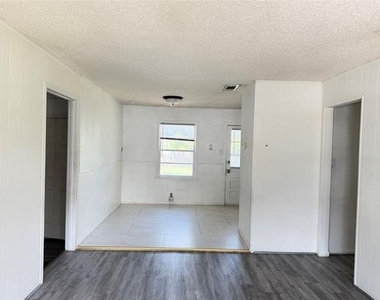 1109 E Inwood Drive - Photo Thumbnail 3