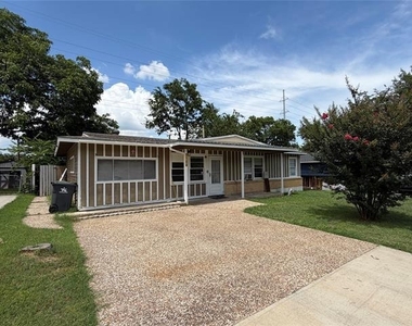 1109 E Inwood Drive - Photo Thumbnail 1