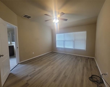 2793 Cresent Lake Drive - Photo Thumbnail 13