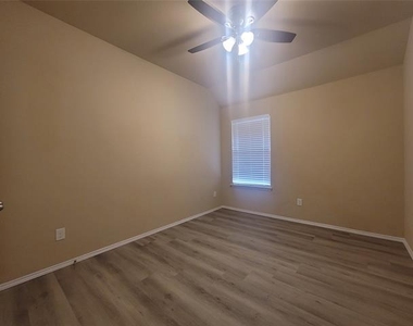 2793 Cresent Lake Drive - Photo Thumbnail 10