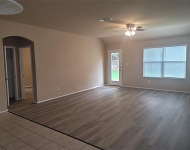 2793 Cresent Lake Drive - Photo Thumbnail 5
