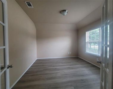 2793 Cresent Lake Drive - Photo Thumbnail 8