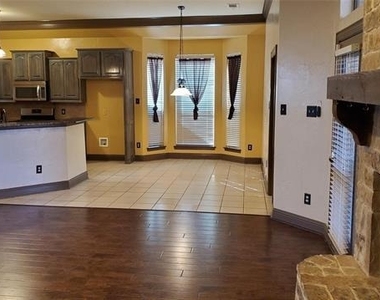 1621 Colonial Drive - Photo Thumbnail 8