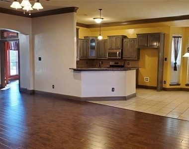 1621 Colonial Drive - Photo Thumbnail 7