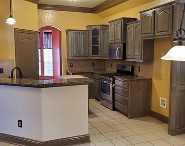 1621 Colonial Drive - Photo Thumbnail 9