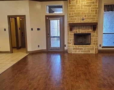 1621 Colonial Drive - Photo Thumbnail 4