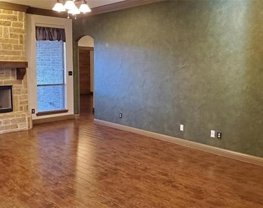 1621 Colonial Drive - Photo Thumbnail 3
