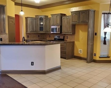 1621 Colonial Drive - Photo Thumbnail 10