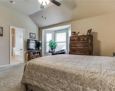 941 Lake Worth Trail - Photo Thumbnail 4