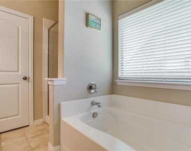 941 Lake Worth Trail - Photo Thumbnail 5