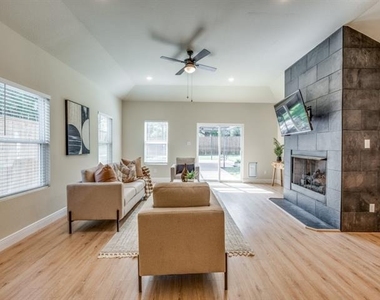 929 S Marlborough Avenue - Photo Thumbnail 2