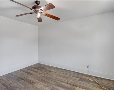 917 W Crawford Street - Photo Thumbnail 8
