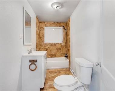 917 W Crawford Street - Photo Thumbnail 7