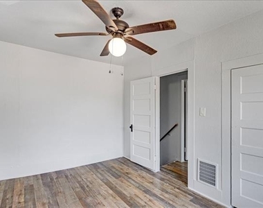 917 W Crawford Street - Photo Thumbnail 9
