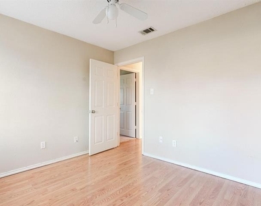 6825 Longleaf Lane - Photo Thumbnail 5