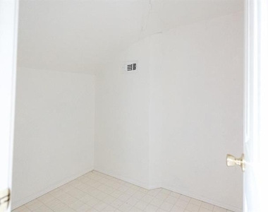 6825 Longleaf Lane - Photo Thumbnail 16