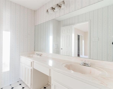6825 Longleaf Lane - Photo Thumbnail 14