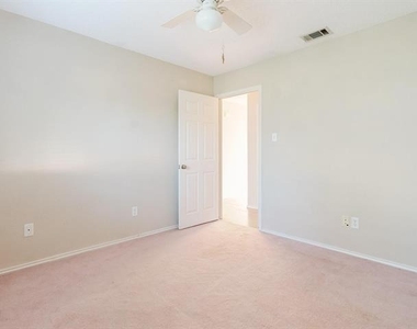 6825 Longleaf Lane - Photo Thumbnail 7